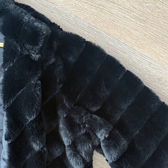 Elegant Black Faux Fur Coat - Picture 4 of 4